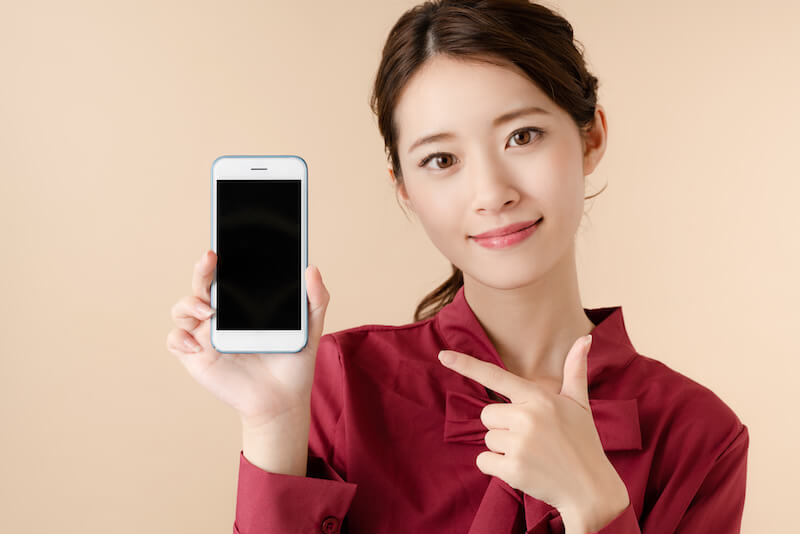 スマホチャットする女性