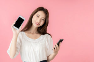 スマホを使う女性