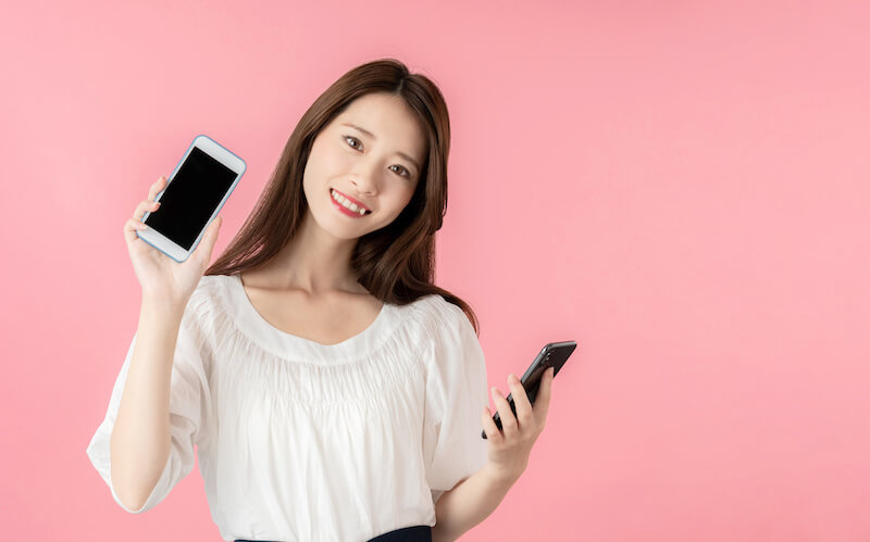 スマホを使う女性